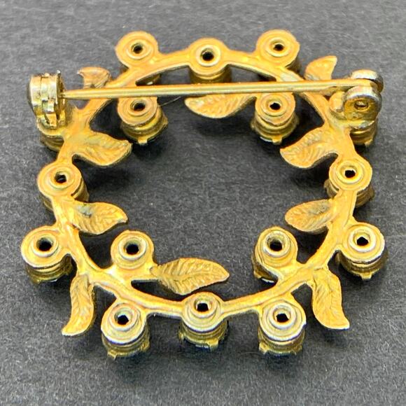 Vintage Floral Brooch 1940s Black Glass and Gold Wreath Pin - Picture 3 of 6